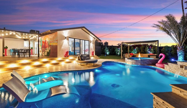 The PinkPalm 3, Heated Pool!, 6 min to Old Town!