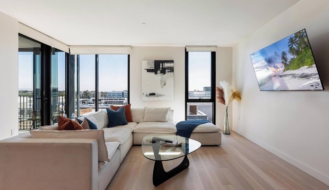 The Rose Quartz Luxe Condo Rooftop Pool & Sauna Steps to 3rd Street Promenade