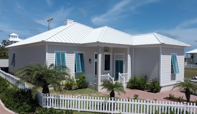The Tropical Nomad Cottage – luxurious 3-bed, 3.5-bath Spanish-style cottage in South Padre Island