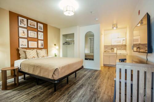 Tolleson Studio Retreat with Pool Access
