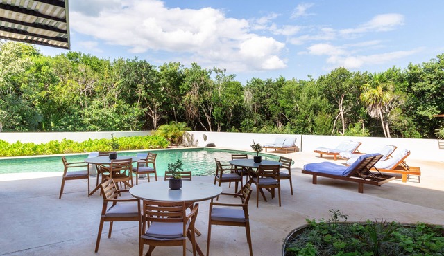 Top Floor Jungle Apartment Pool Rooftop BBQ 402A