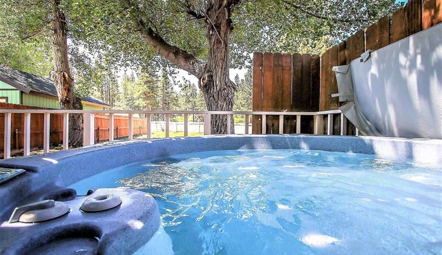 Trail Blazer Cozy Family Cabin- Downtown Village Location- Hot Tub- Pool Table