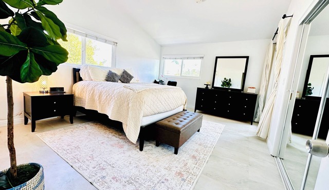 Tranquil 2-bedroom townhome near Hermosa Beach and Redondo Pier. Pet friendly!