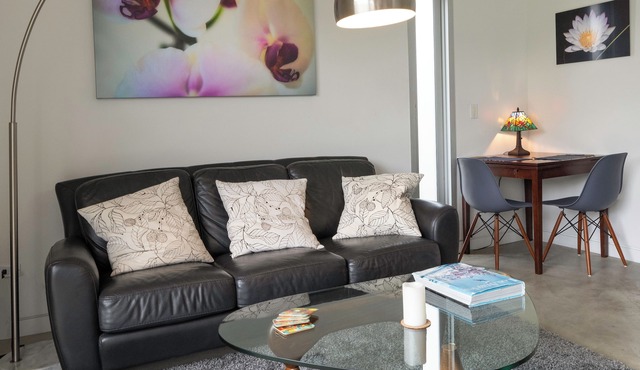 TRANQUIL AND CONTEMPORARY SECLUDED GUEST HOUSE, VENICE CA