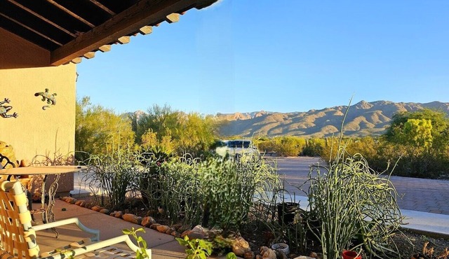 Tranquil Hilltop Retreat with Stunning Desert Views