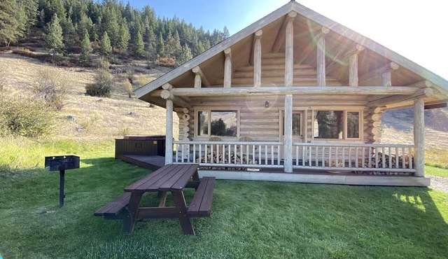 Tranquil Mountain Glamping Retreat: Stunning Log Cabin with in Darby, MT