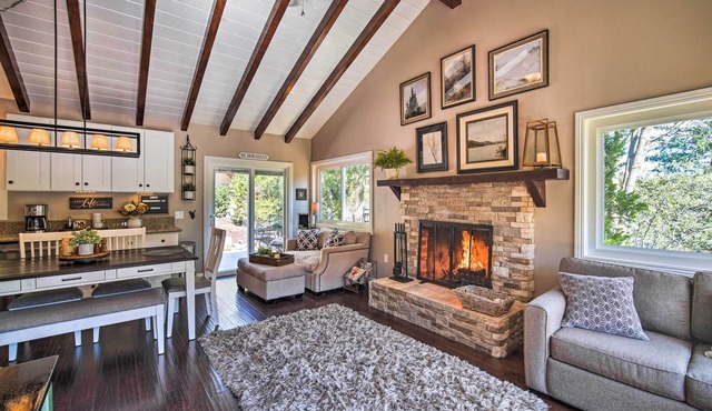 Tree-Lined Twin Peaks Cottage w/Custom Stream