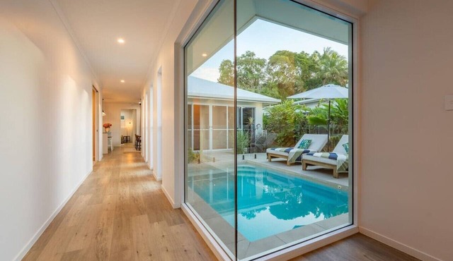 Trinity Beach Coastal Luxe Pool Retreat – 4BR in Trinity Beach