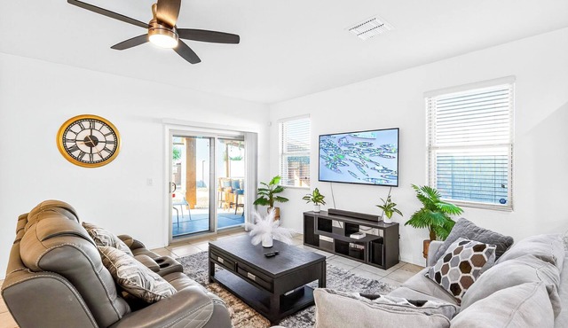 Tropical Desert Oasis. New built! Family friendly. Grill,Tiki bar&Mountain view.