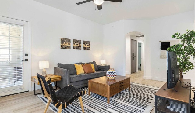 TWO CozySuites at Kierland Commons with pool