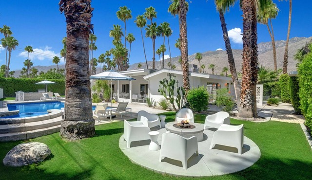 Ultra-Chic LUXE Mid-Century Estate- Resort Like Pool, Spa, Firepit, Outdoor Kitchen 3BED/3BATH