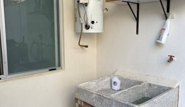 Una casa en Vallarta con jardines alrededor y una alberca fuera del fracc