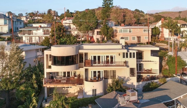 Unique beautiful hilltop home - panoramic views
