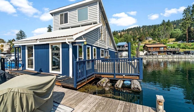 Unique Floating Home on Lake Pend O'reille near Coeur d’Alene, Perfect for a Weekend on the Water