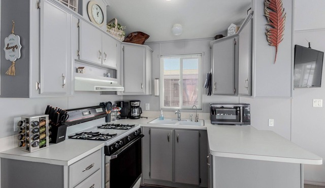 Updated 1-bedroom queen/Free WiFi, AC Resort of Greenfield Village Mesa 55+