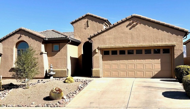 Updated 3-Bedroom House with AC, WiFi in Green Valley with Spectacular Views
