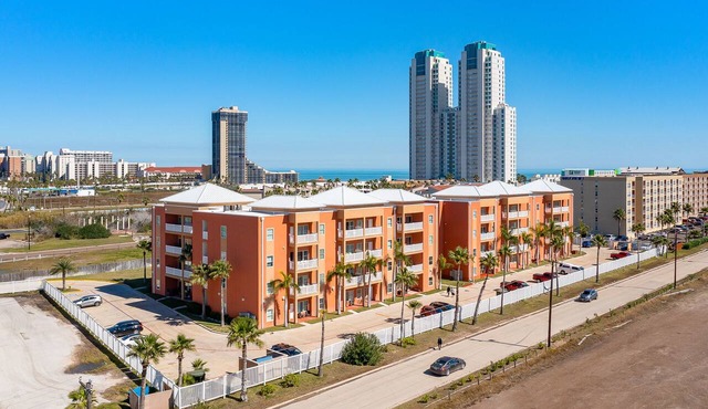 Updated Condo with Pool, Gym & BBQ Area - Near Beach!