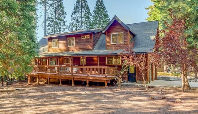 Upscale Mountain Chalet in Blue Lake Springs, Free Wifi/Cable, Gas Fireplace