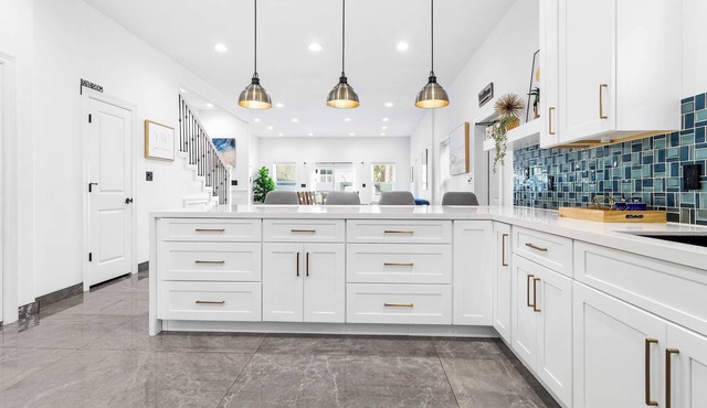 Upstay: Island Retreat w Private Pool & Bay View
