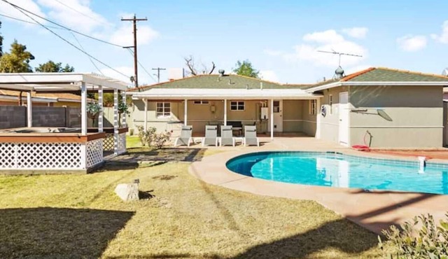 🌴Uptown Oasis🌴 Pool & Jacuzzi, Pet-Caring, 4BR-2BA, 5Min to DT Phoenix