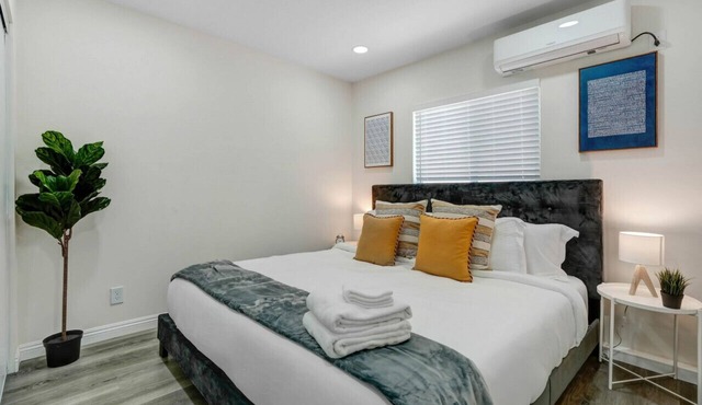 Urban Chic Hideout: King Bed, Widescreen TV, and Gourmet Kitchen - Explore the Heart of San Gabriel in Comfort!