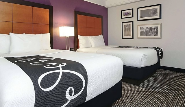 Vacation Day Is Always A Great Idea! 3 Relaxing Units Near Ontario Town Square