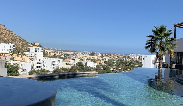 Vacation ready condo with ocean views(Cabo San Lucas)