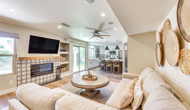 Val Vista Lakes Extended Getaway: Hot Tub Access!