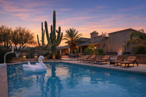 Valley View Villa - Resort Style Backyard - Heated Pool
