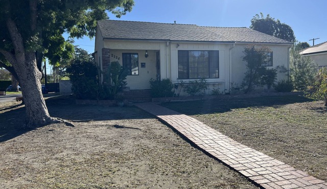 Valley Village Charmer that’s pet friendly w a huge back yard!