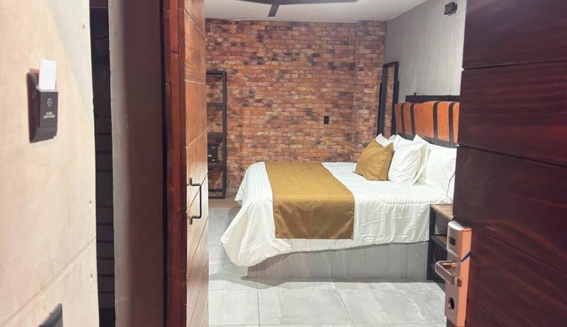Van Gogh Airport Hotel