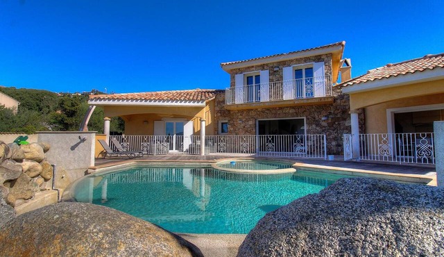 Villa 8 a 10 Couchages Climatisée, Jardin Clos, Parking, Piscine Chauffée