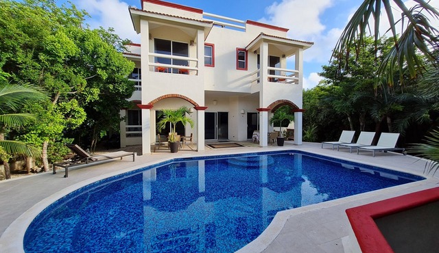 Villa Arrecife - Beautiful Villa Sleeps 14 with Private Pool