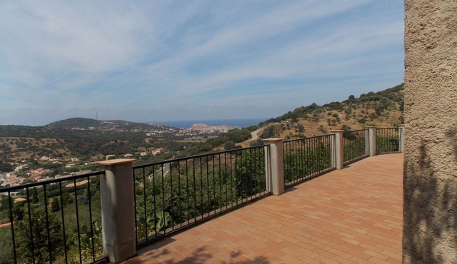 Villa fully equipped, air conditioned, with 2Kms of Ile Rousse, sea and mountain views