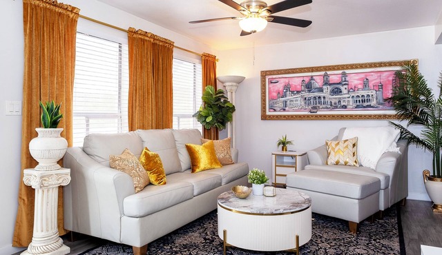 ~Villa Golden~ Centrally located, King Bed!