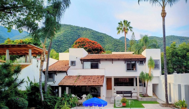 Villa La Floresta: Exclusive Lodging : Heated Pool.