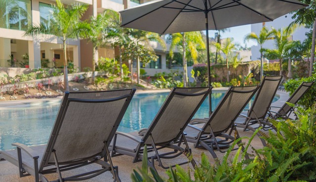 Villa Magnolia, Lux condo, steps from the beach.