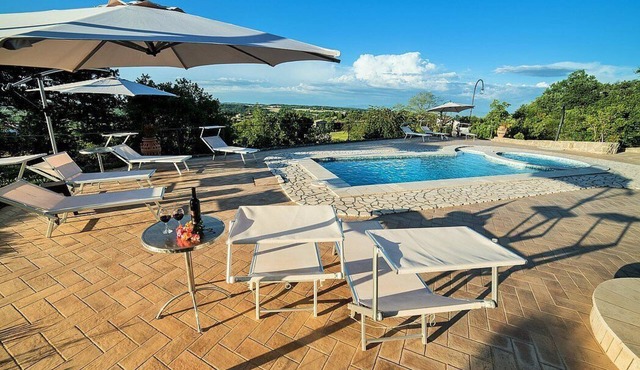 Villa Rinalda Grande: A bright and cheerful four-story villa located on top of a small hill, with Free WI-FI. in Montefiascone