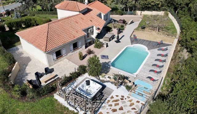 Villa with sea view, heated pool, 5 minutes from the seafront