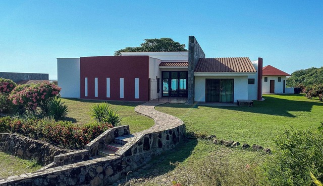 Villa with wonderful ocean view and private pool, ideal for the whole family.
