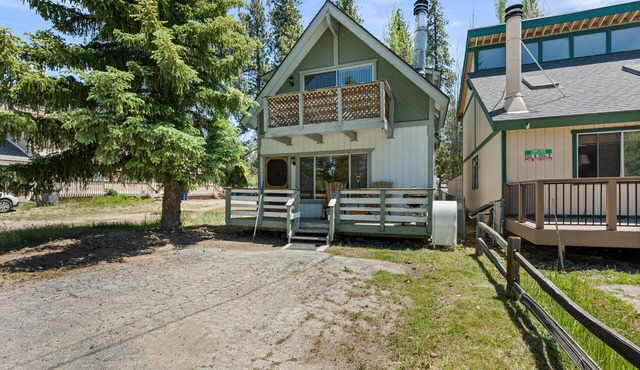 Village Hideaway - Walk to Village & Lake, Fireplace, Deck