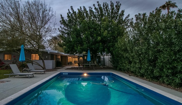 Vintage Mid Town House of Rock! Private Backyard w/Pool, Hot Tub, Putting Green