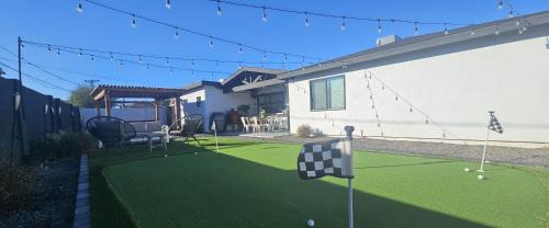 Walk 2 OLD TOWN 4 Bathrooms 5 Bedrooms GOLF putting POOL table 12 min to airport