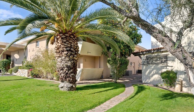 Walk to Downtown Scottsdale!