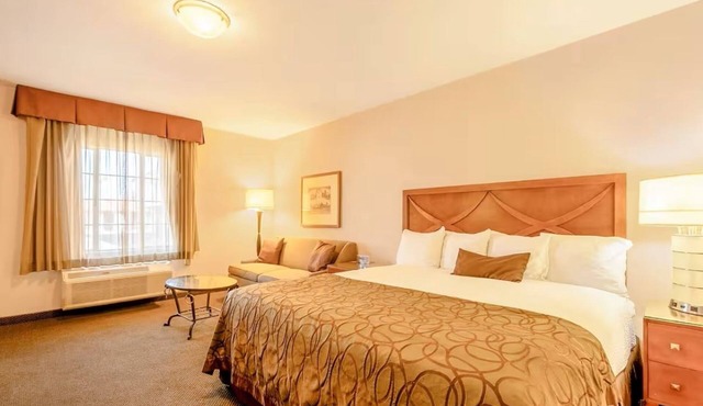 Walk to Local Restaurants | Executive Suite | Onsite Outdoor Pool