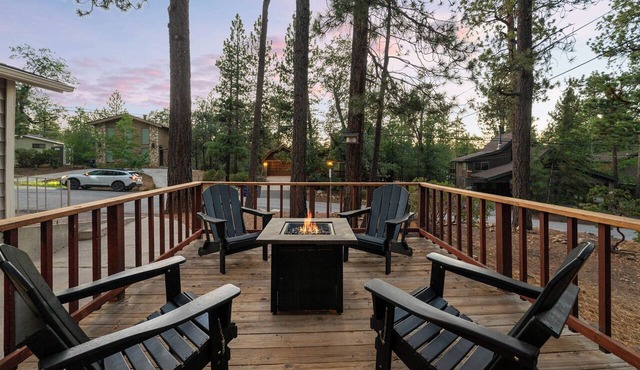WALK to SLOPES! HOT TUB, Adorable Cabin, GAME ROOM, Fire pit! ROMANTIC!