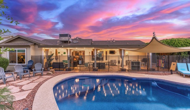 Walk to State Farm Stadium-Heated Pool Included-Family Friendly-Outdoor Spaces