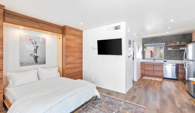 Walkable DTPH Studio w/Pool and Parking