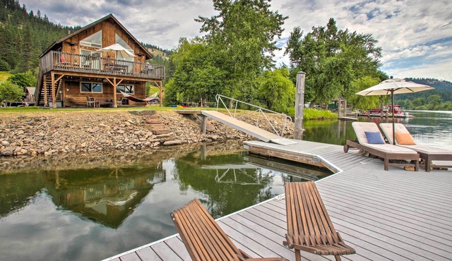 Waterfront Cabin w/2 Boat Docks & Mtn Views!