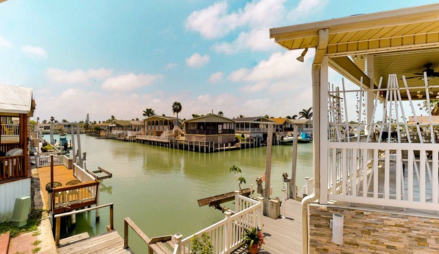 Waterfront home w/private dock & shared pools/hot tub/gym - 2 dogs welcome